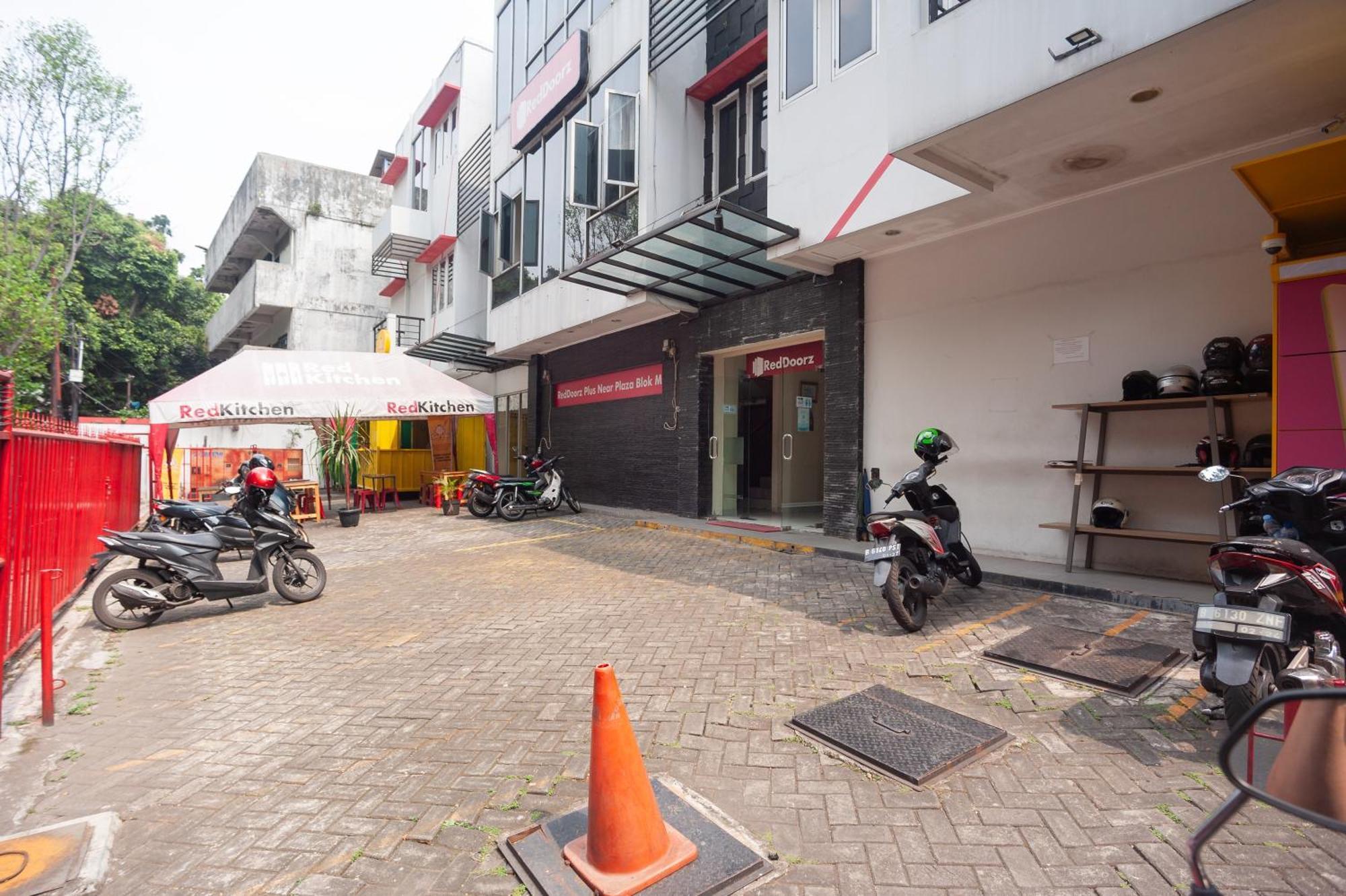Reddoorz Plus Near Plaza Blok M Yakarta Exterior foto