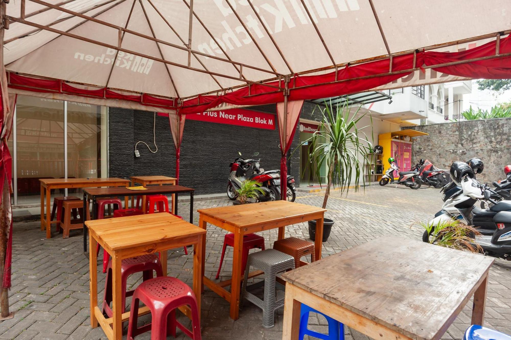 Reddoorz Plus Near Plaza Blok M Yakarta Exterior foto